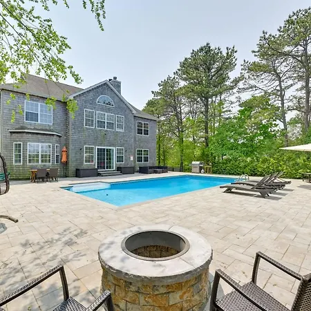 Pet-Friendly Southampton Paradise With Pool!